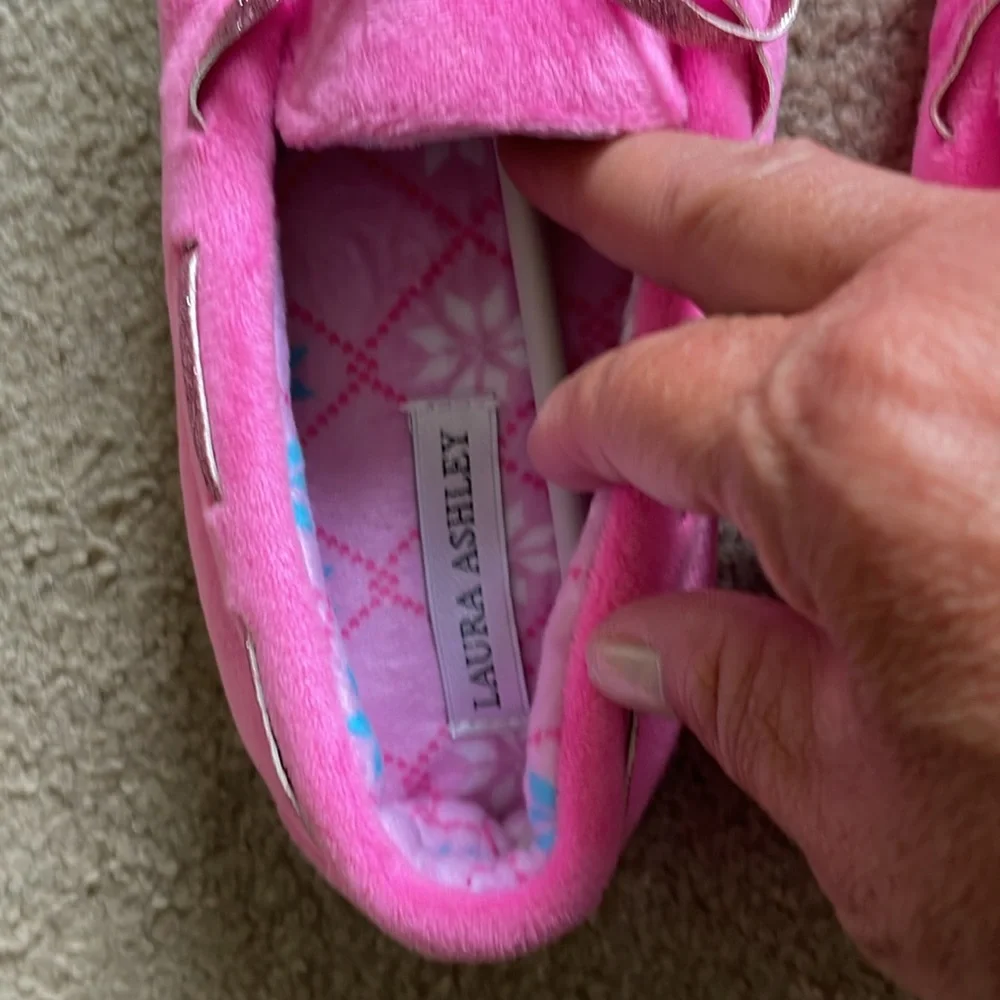 Laura Ashley Girls Pink Moccasin Slippers - Size L (2/3)